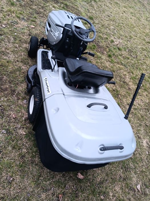 Tractoras de tuns iarba și gazon motor briggs stratton