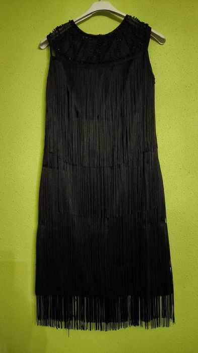 Vand rochie scurta, neagra, cu franjuri marimea 42