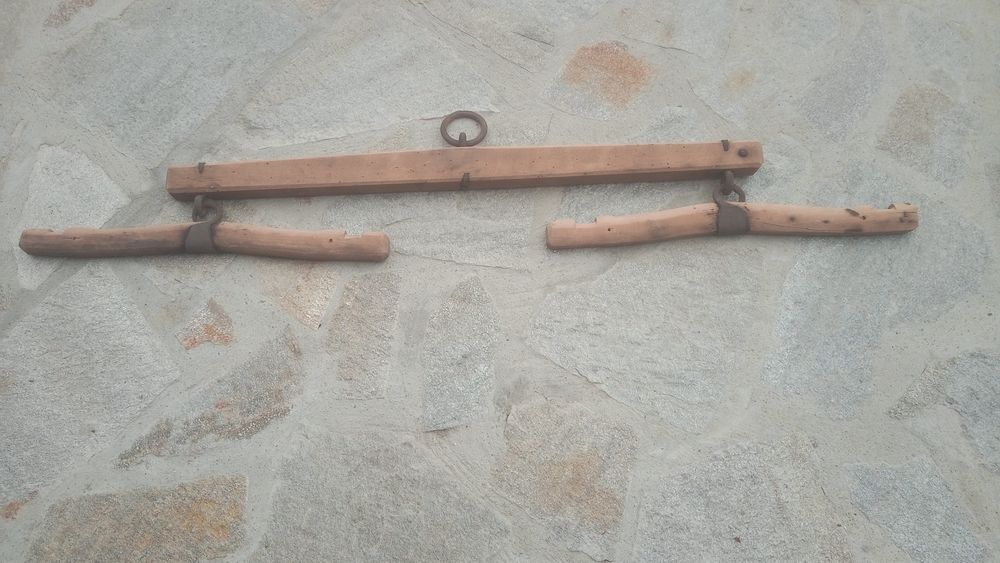 Дървена кобилица за менци.Чифт кобилица за впряг.Дървен куфар.