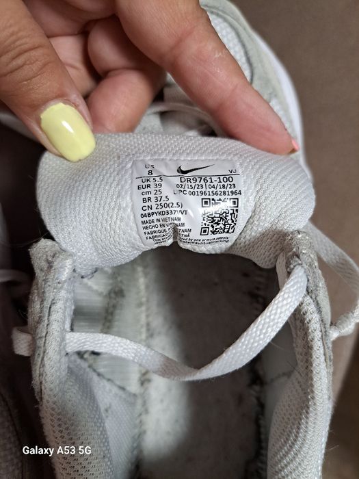 Маратонки, сандалети