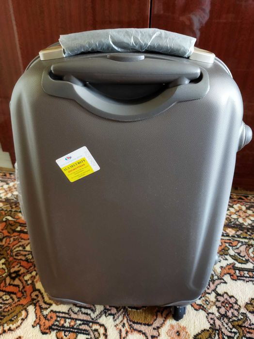 Чемодан пластиковый