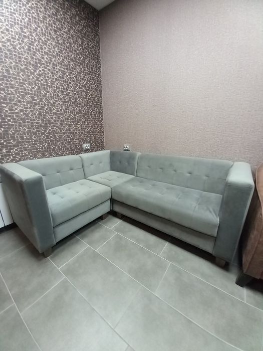 Диван зона ожидания.