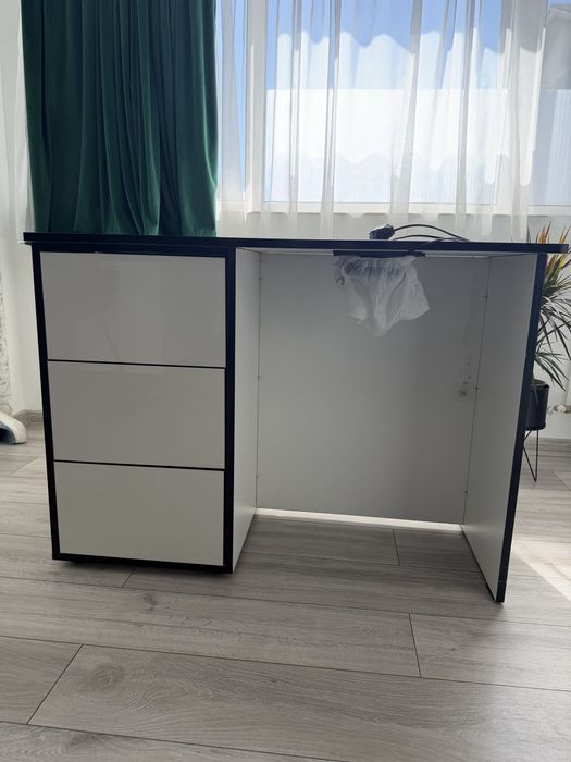 Vând masă de manichiură realizată pe comandă, ideală pentru un salon modern și elegant.