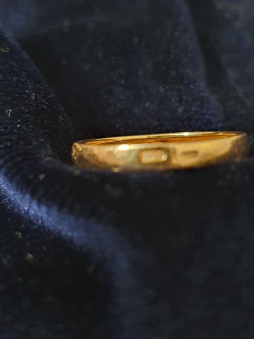 Золотое обручальное кольцо