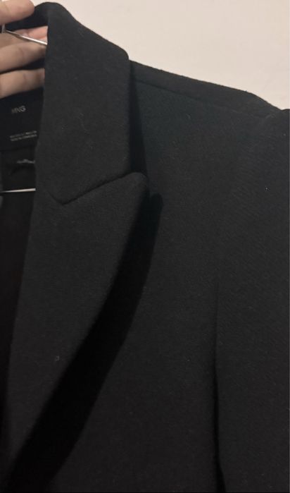 Пальто черном оттенке Mango