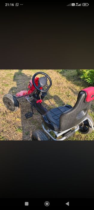 Kart cu pedale roșu pentru copii.