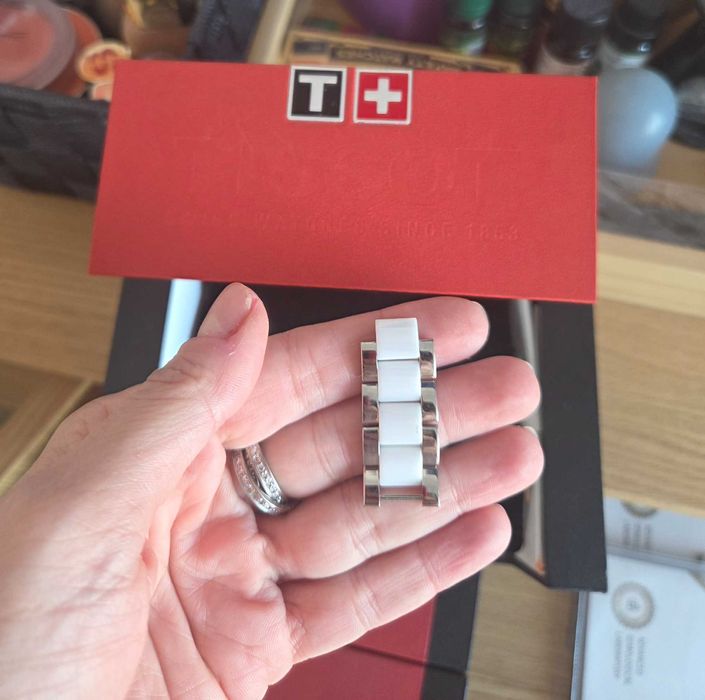 Vand doua ceasuri Tissot Cera T-Lady alb şi negru