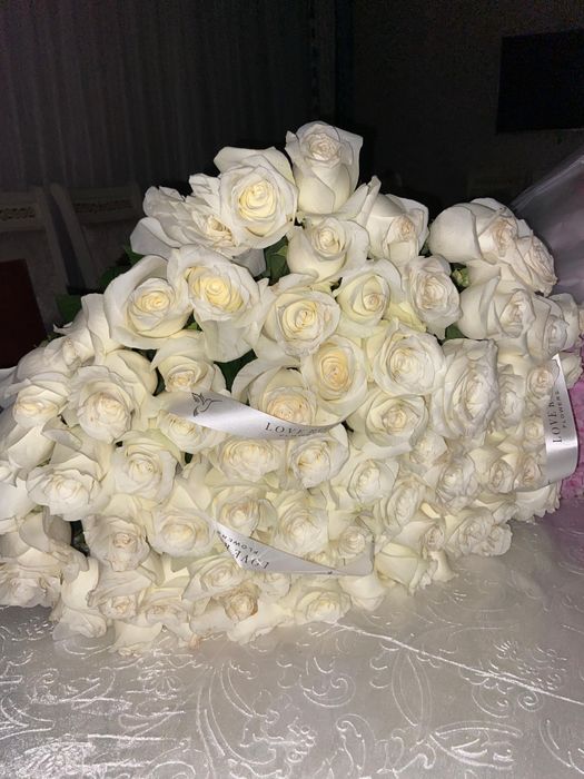 101 белые роза цветы букет