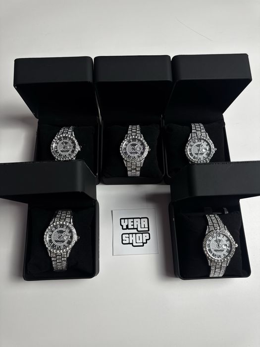 Часы со стразами