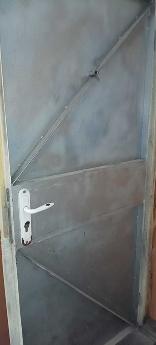 Метална входна врата