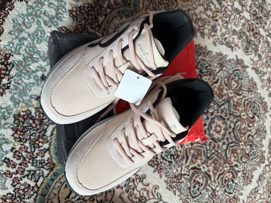 Женские кроссовки