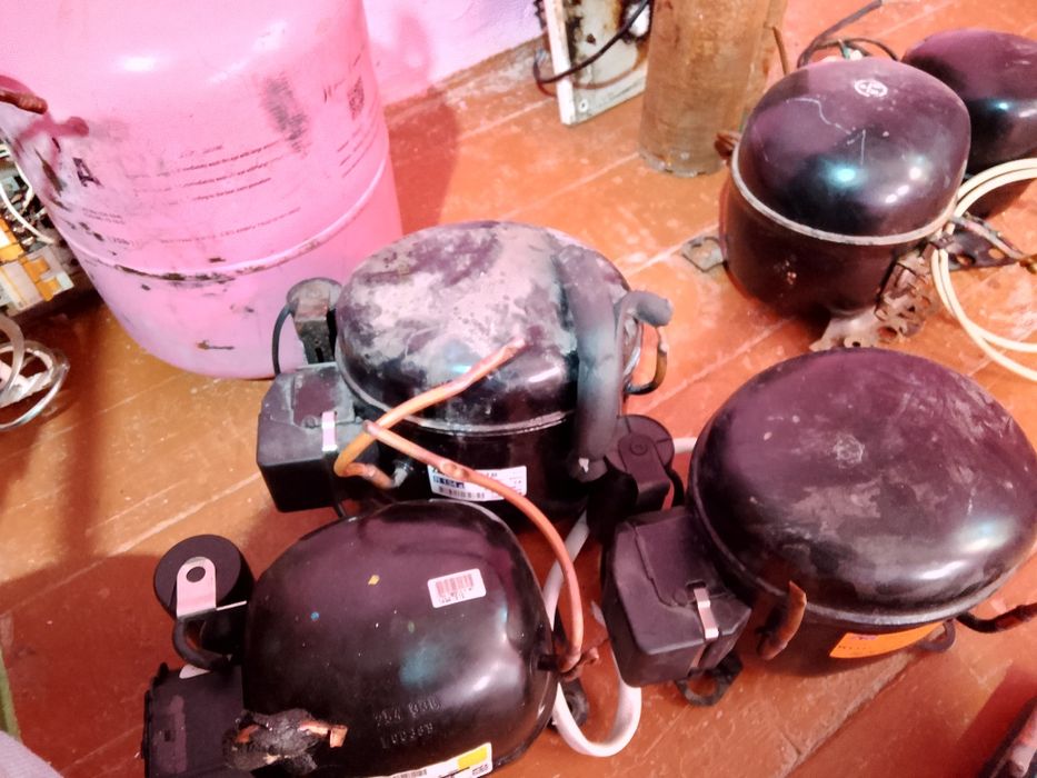 Компрессор на холодильник.