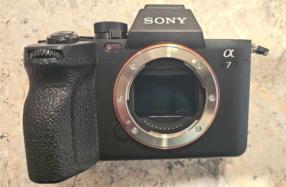 Sony A7 IV - 33MP, нисък пробег, състояние - като ново
Sony A7 IV – 3
