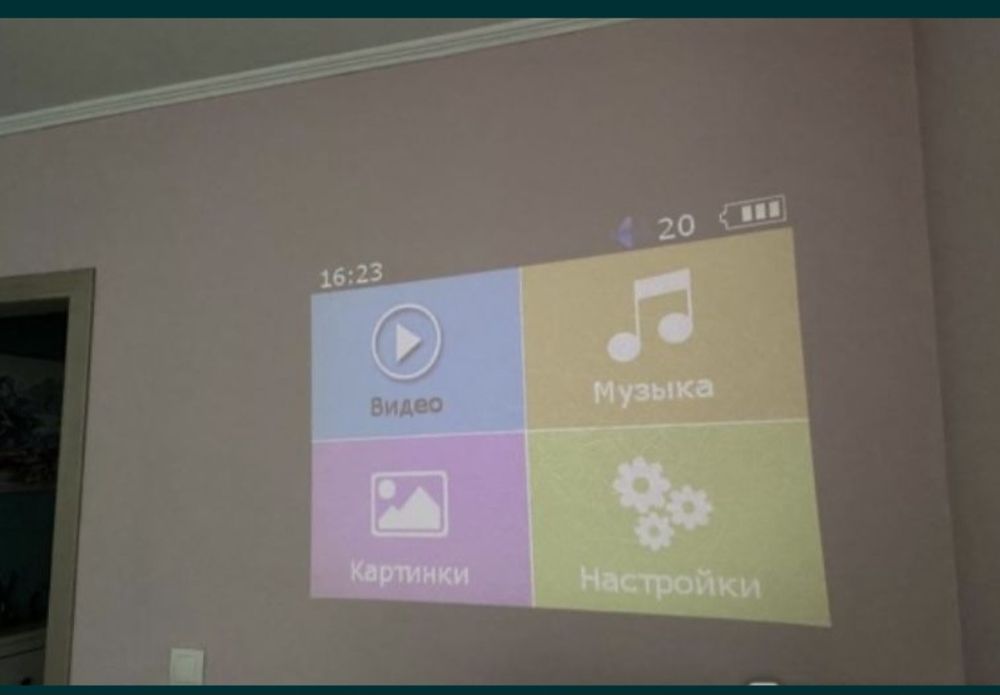 Проектор почти новый.