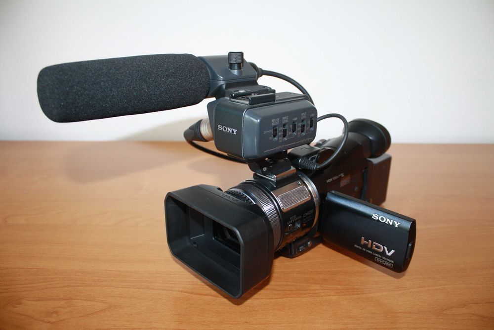 Продаётся  видеокамера  SONI  HDV .