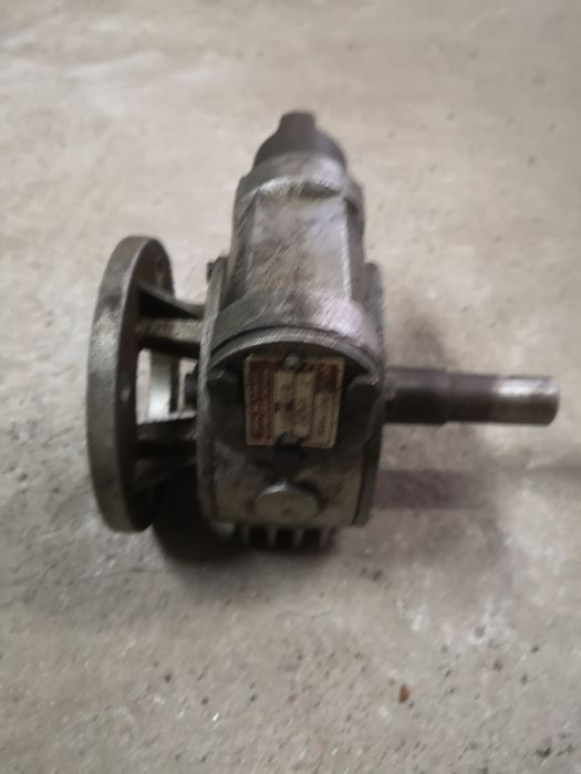 Червячен редуктор с две оси