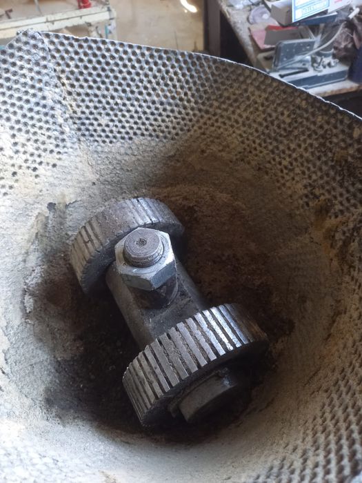 Vând Presa peleti lemn matrita ,motor trifazic 15 kw  .