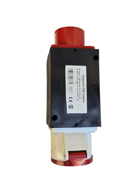 Adaptor trifazic