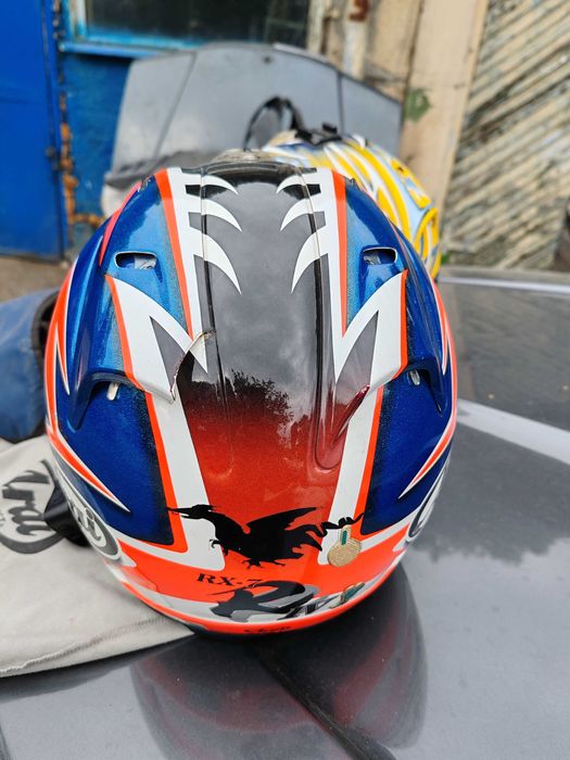 Мото каски, ботуши, екип от 2 части и раници.