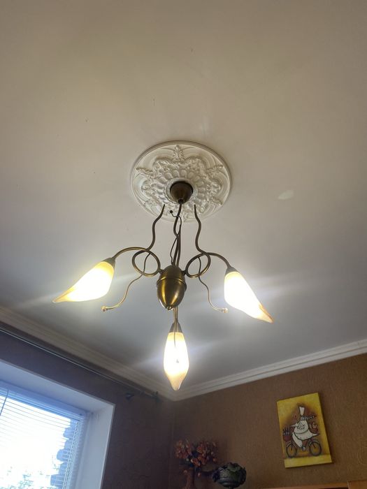 Люстра трехрожковая