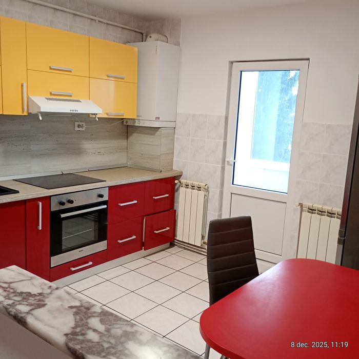 De închiriat apartament două camere decomandat etaj intermediar