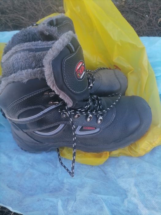 Продам зимние ботинки