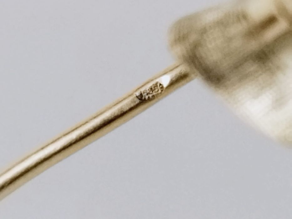 Veche brose din aur de 14k 585, cu pietre rosii (rubine), copii