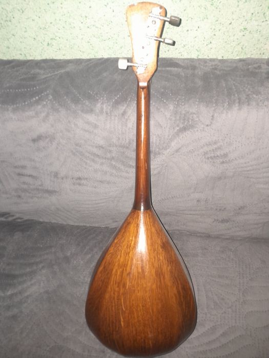 Музыкальный инструмент 3 струны 40 тысяч.