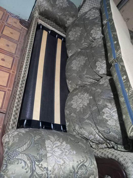 Продам диван 13000. Без клопов  чистый.