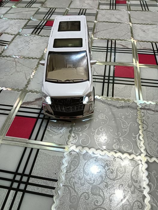 Машинка игрушка.