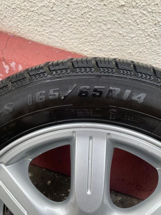 Продам шины зимние с дисками размер 165/65/14