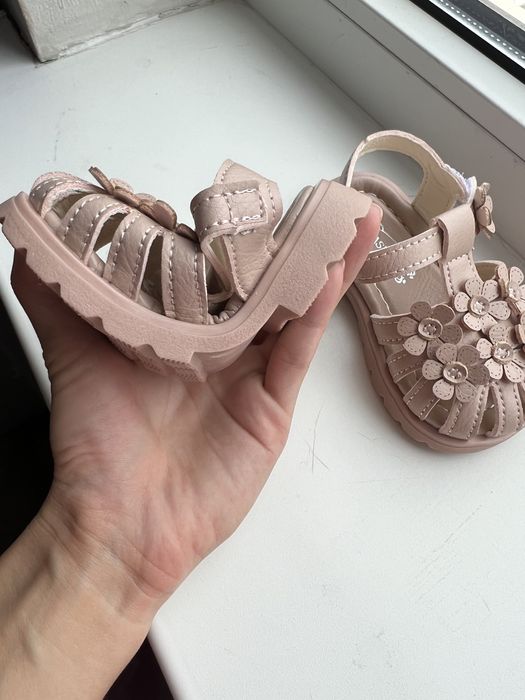 Продам новые детские сандалии