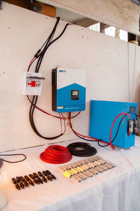 Kit sistem fotovoltaic invertor 7 KW + baterie 7 KW