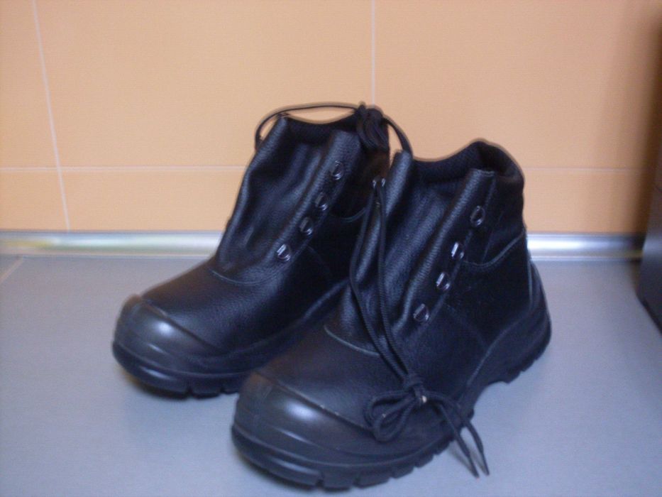 Работни обувки с метално бомбе.