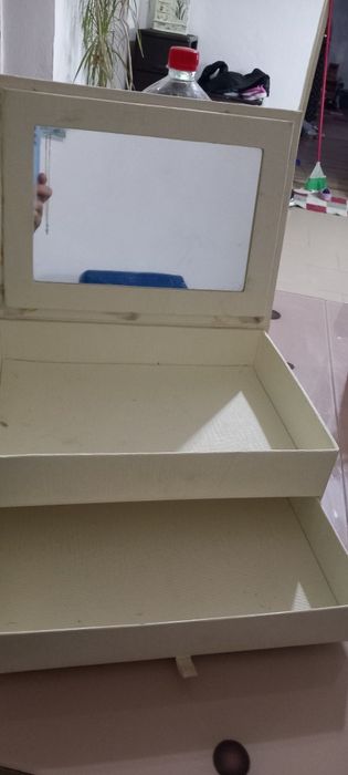 cutii bijuteri sau farduri