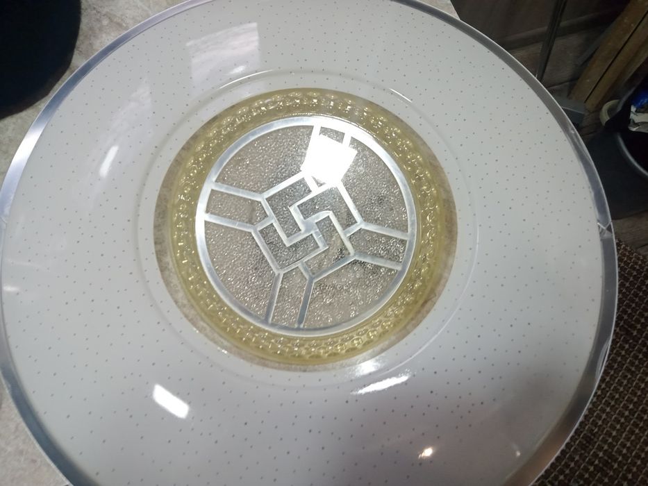 Продам люстра плафон