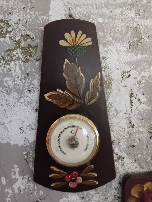 Set din lemn pictat manual. Termometru.
Stare forte bună. Termometrul