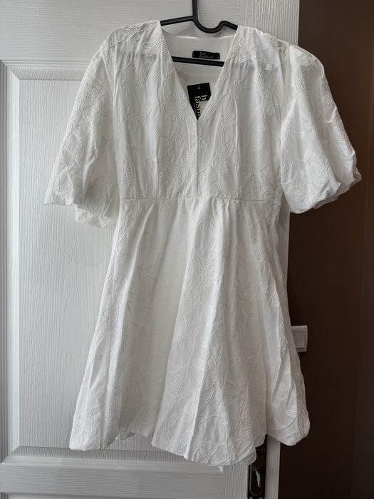 Бяла рокля по модел на Зара