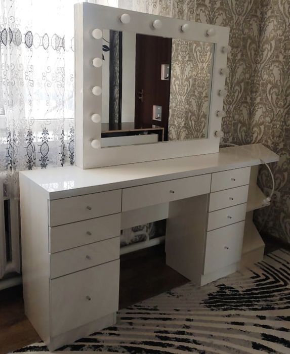 Трюмо с зеркалом с подсветкой