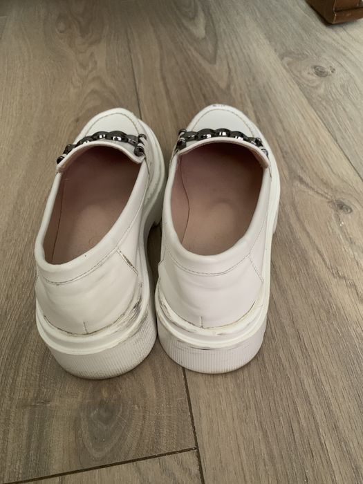 Лоферы белые