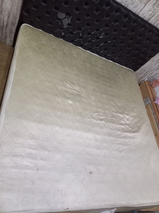 Продам 2х спальнею кровать с матрасом