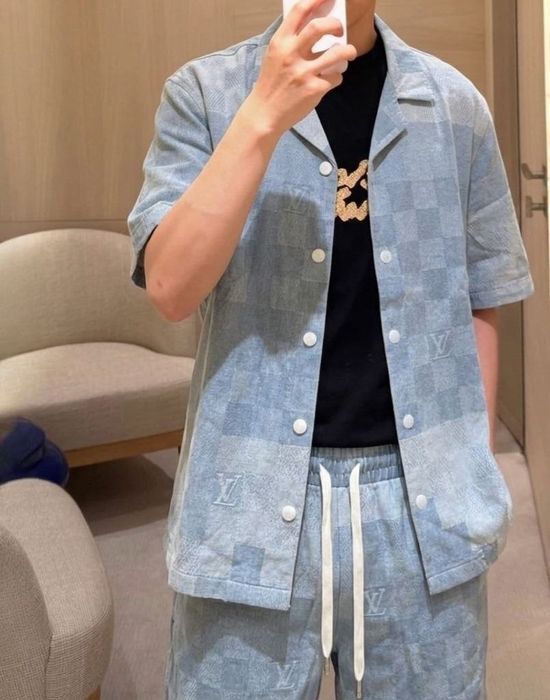 Compleu Louis Vuitton 
Marimi  XXL 
Pret 270 lei