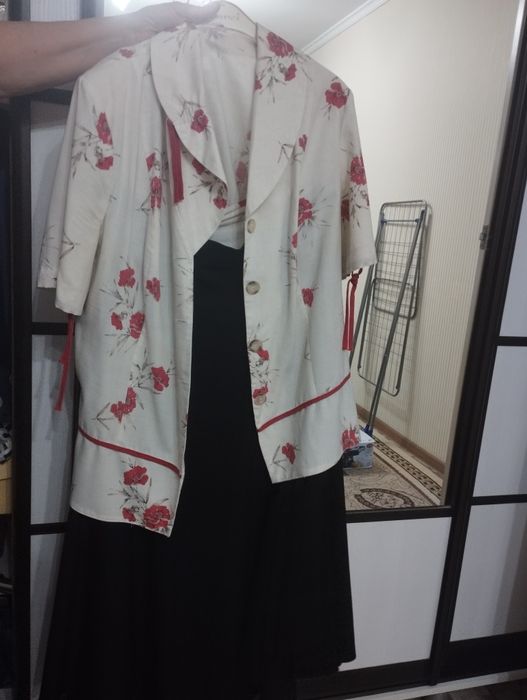 Продам платья, костюмы разных материалов