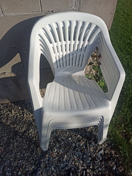 Vând scaune de plastic