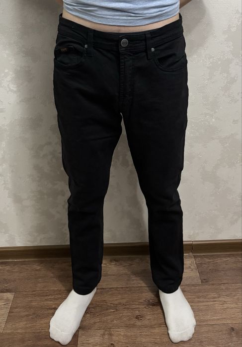 Черные джинсы…..