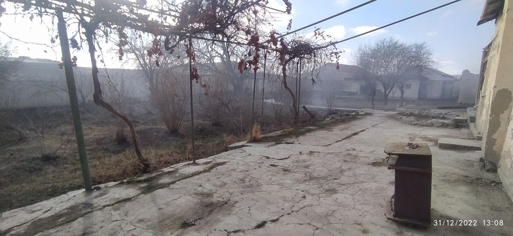 Uy sotiladi 20 so'tig'li uy srochna narxini kelishamiza kelishtiramiz