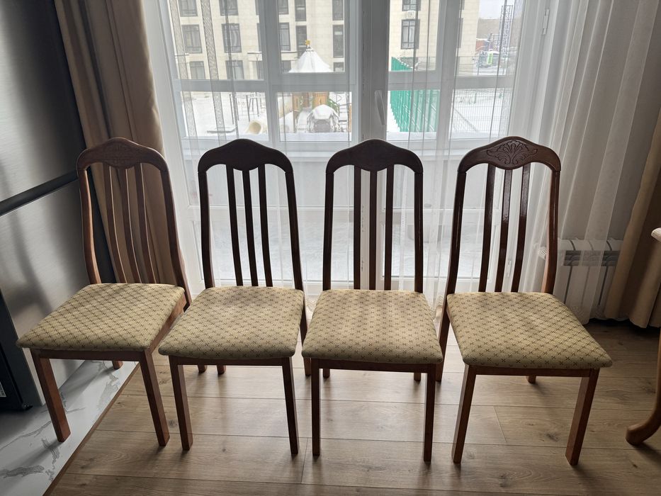 Продам комплект стол с 4 стульями