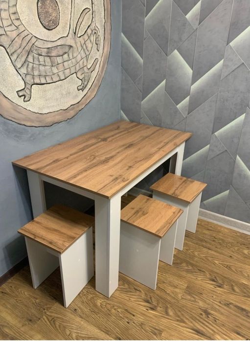 Стол с табуретками