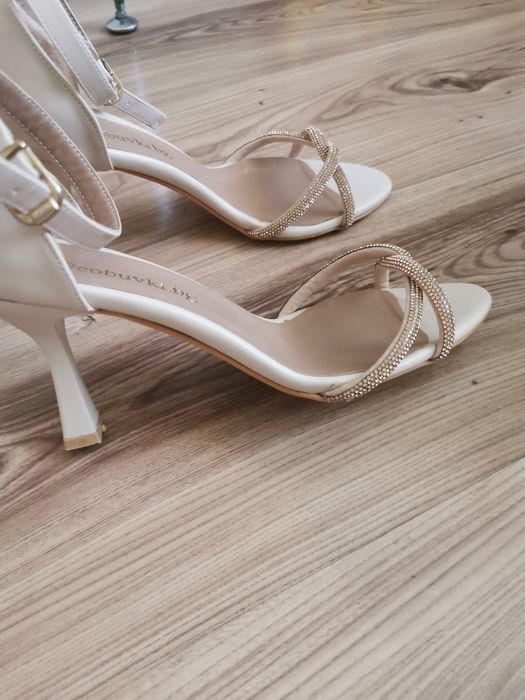 Страхотни сандали на ток