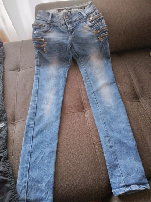 Se vinde oģ pereche trapezi și o pereche blugi strmti